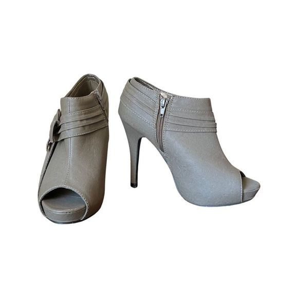 𝅺rue 21 Bootie Heels - Picture 3 of 7